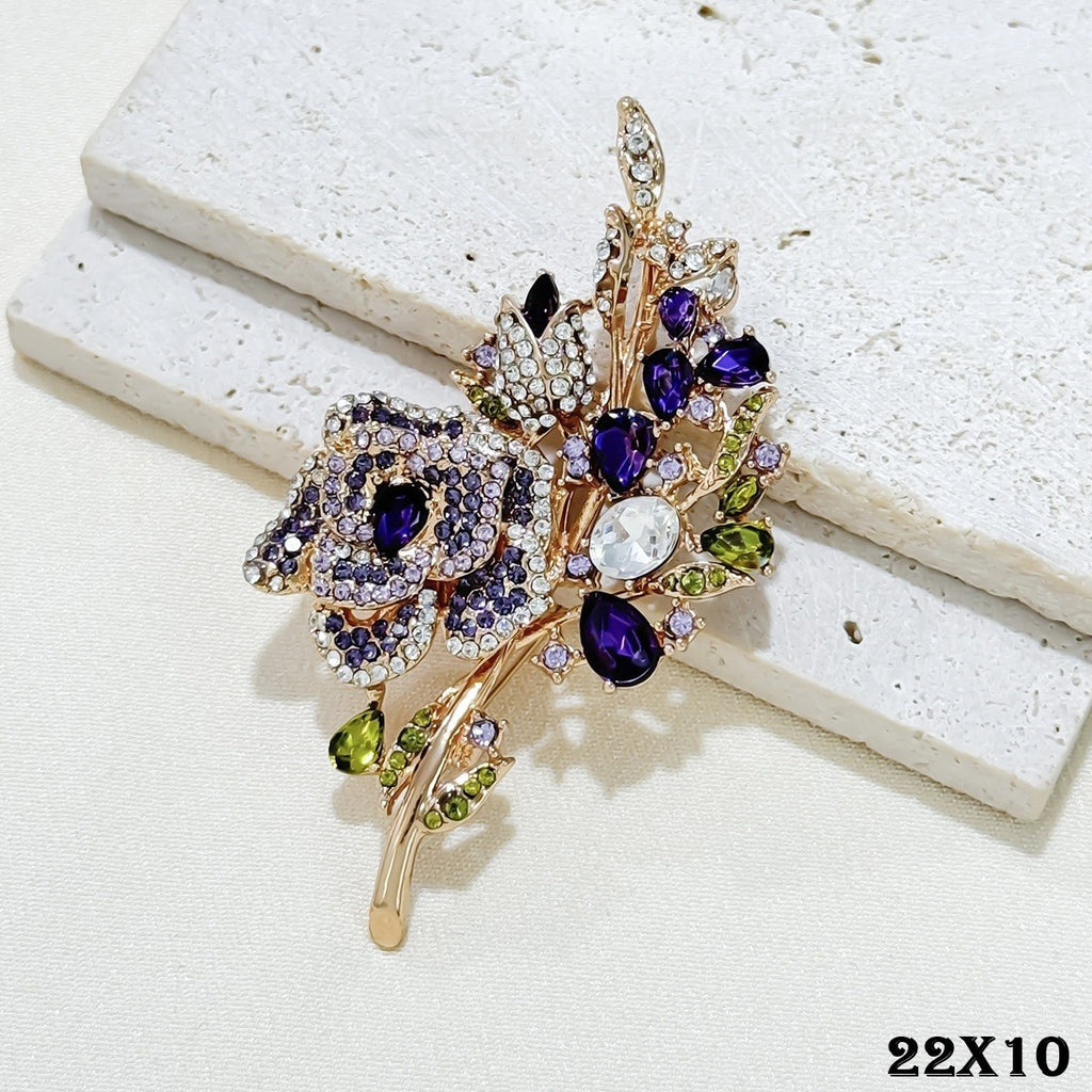 Damen Brosche Hochwertige, Robuste Strass-Brosche mit Lila Rosenstrauß elegante