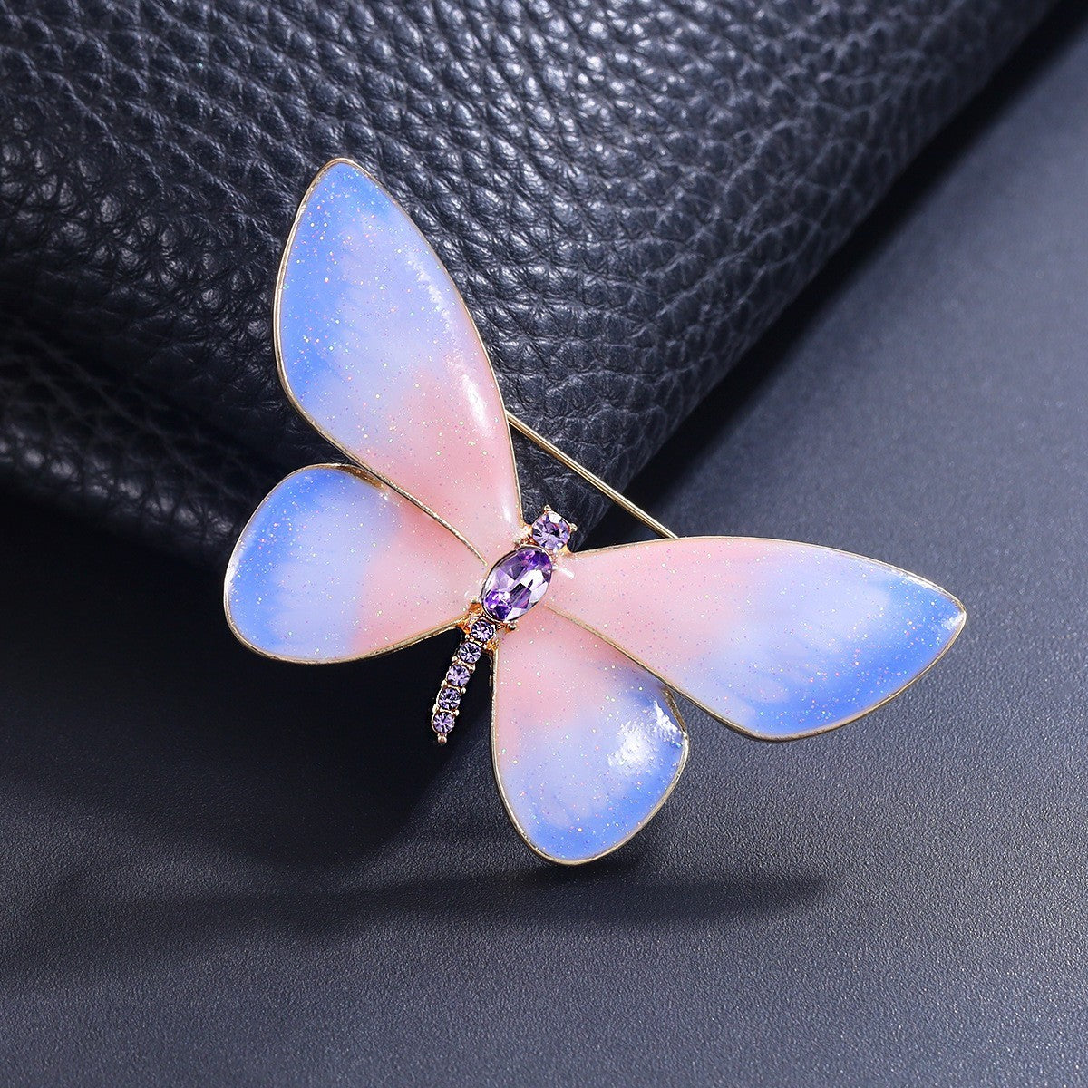 Kreative Schmetterlingsbrosche mit Farbverlauf in Rosa und Lila, exquisites