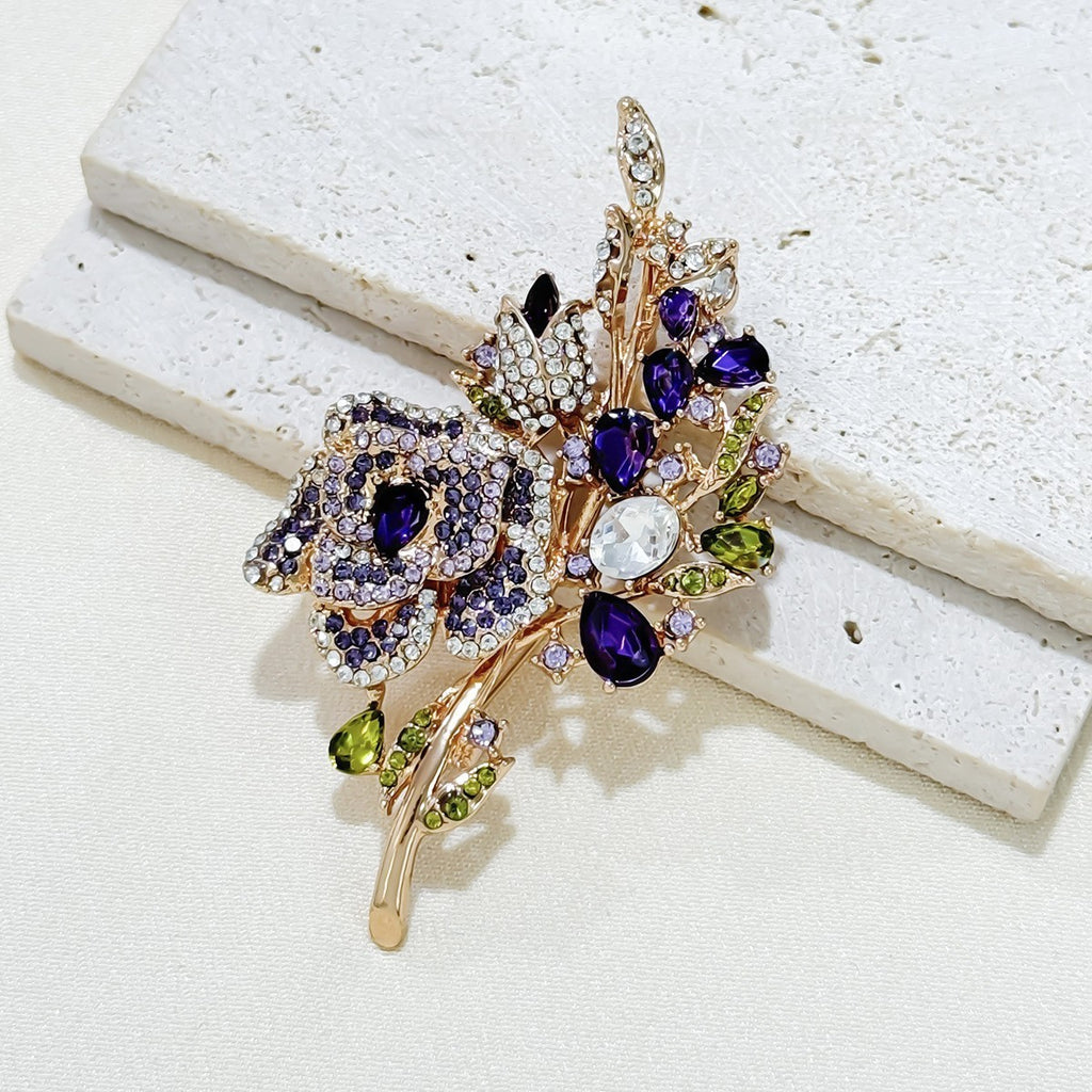 Damen Brosche Hochwertige, Robuste Strass-Brosche mit Lila Rosenstrauß elegante